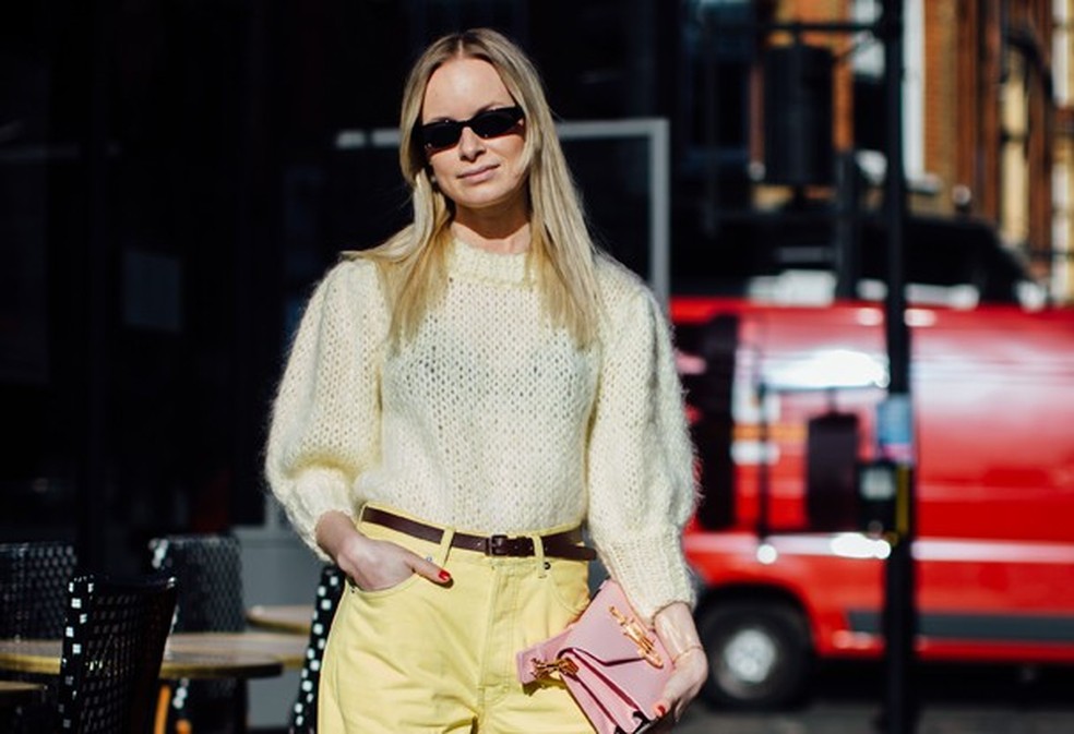 Olha só como fica cool um look monocromático com tricô peludinho! (Foto: Imaxtree) — Foto: Glamour