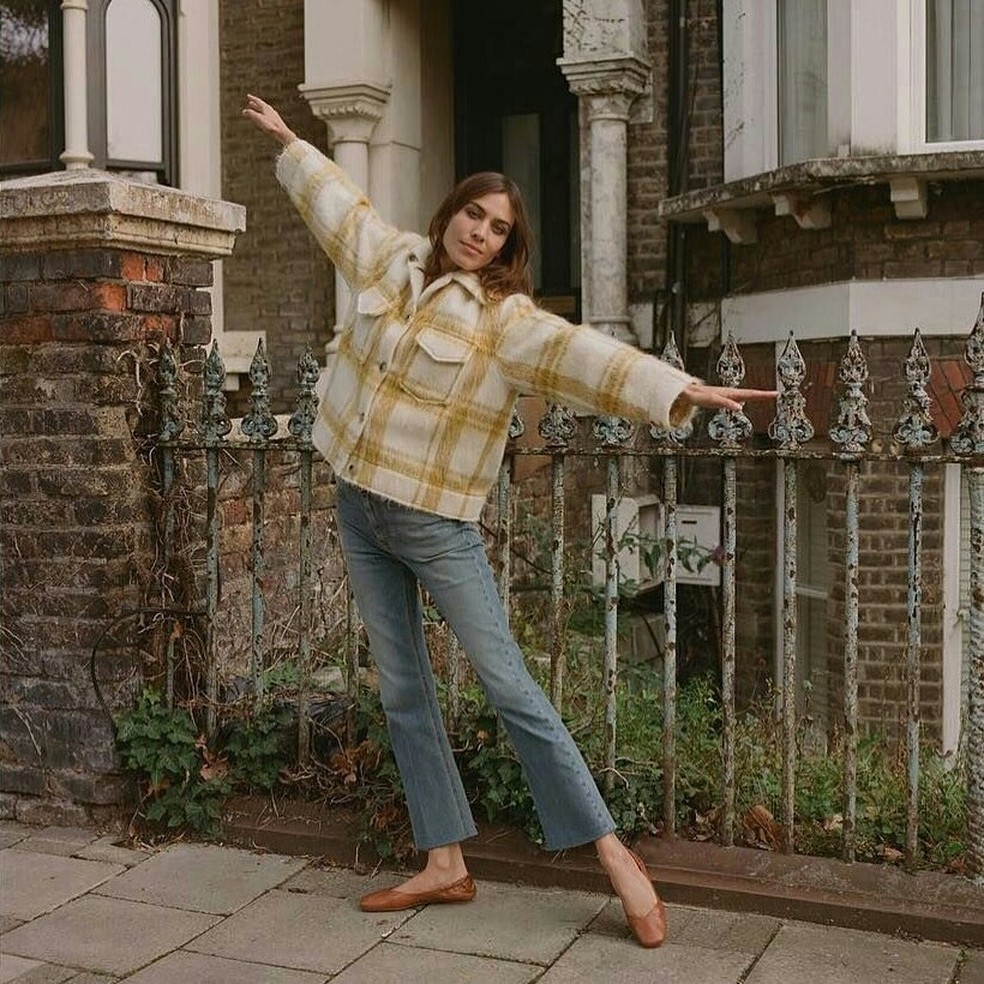 Alexa Chung com um de seus três pares de jeans (Foto: Reprodução Instagram) — Foto: Glamour