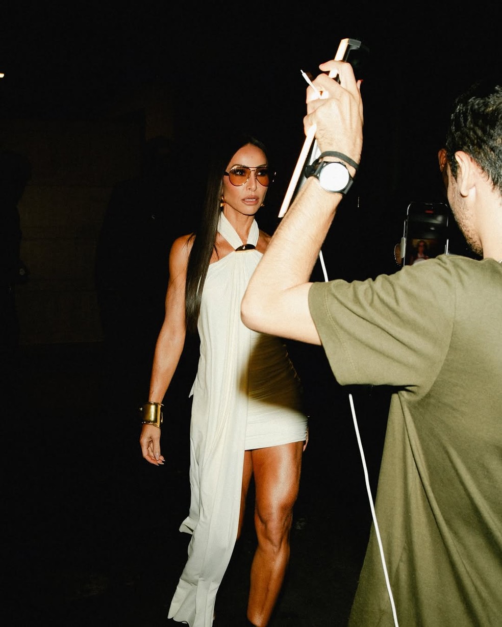 Sabrina Sato aposta em vestido off white com fenda ousada — Foto: Instagram