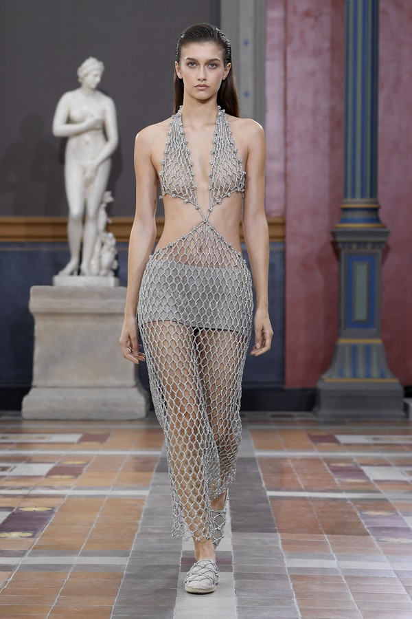 Por que o desfile de Valentino sem salto alto na PFW foi um ato político?