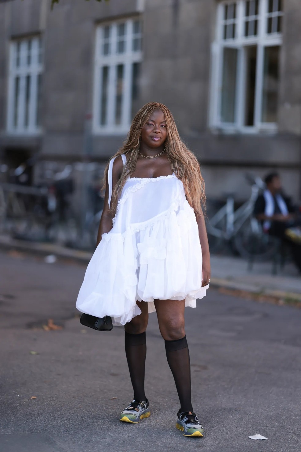 Como usar tênis com vestido sem perder o estilo — Foto: Getty Images