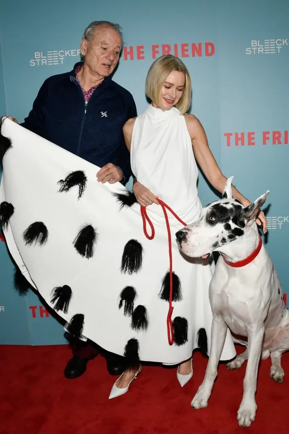 Naomi Watts coordena look grifado com cachorro na première de "The Friend" — Foto: Getty Images