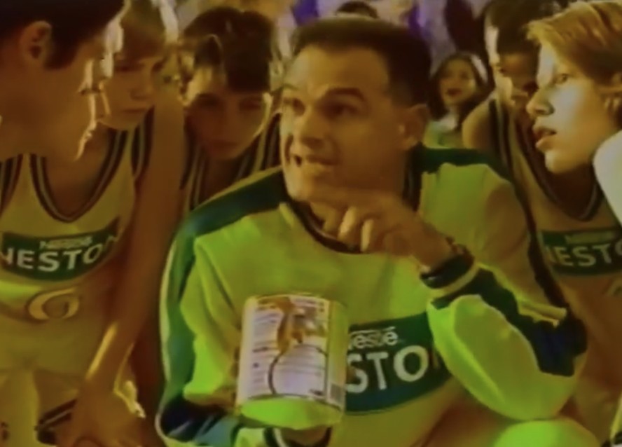Em último post com o filho, Oscar Schmidt relembrou comercial gravado em família
