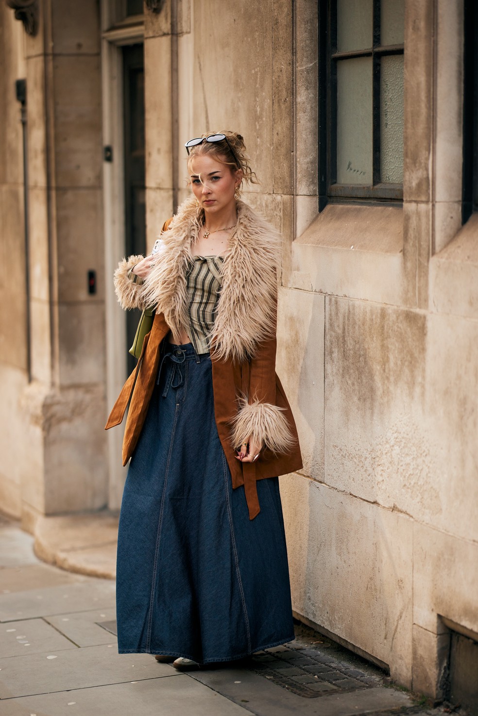 LFW: casaco afegão aparece no street style da temporada — Foto: Spotlight Launchmetrics
