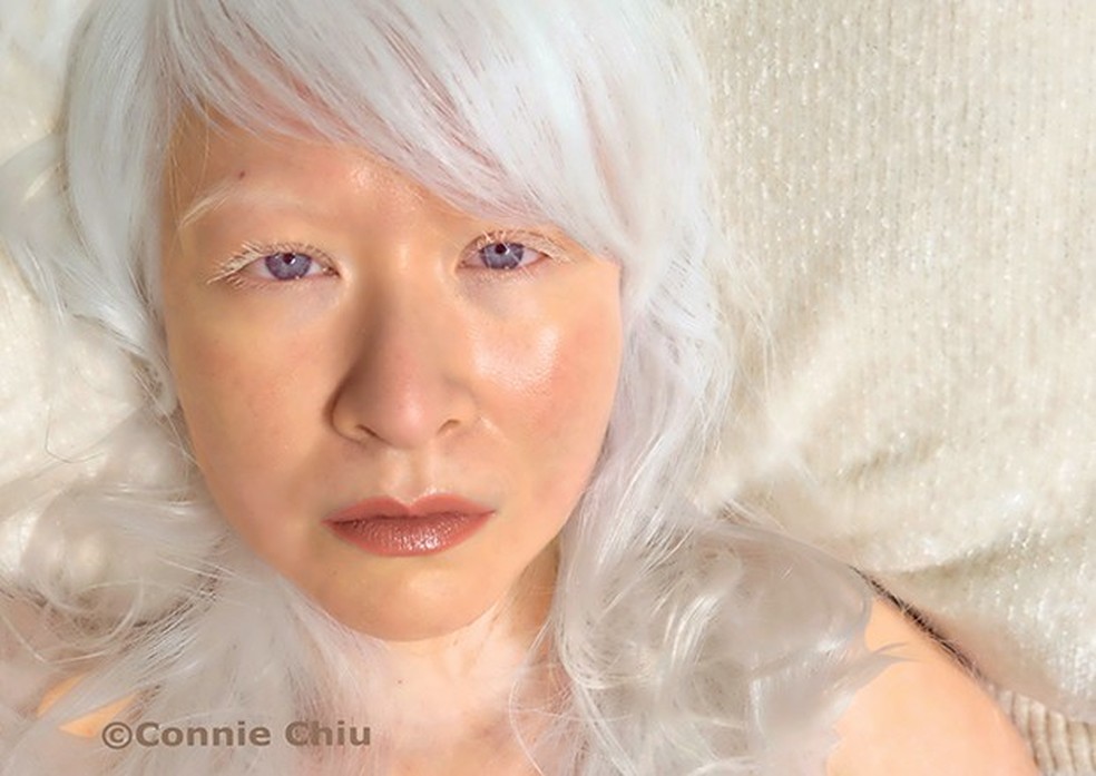 Connie Chiu, 48 anos @aneveningbreeze “Me sinto mais natural com nudes rosados, como esse, próximo do meu tom.” Rimmel por Kate Moss, cor 8 — Foto: Glamour