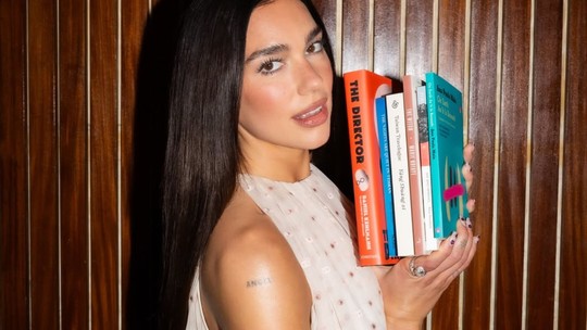 Dua Lipa decidiu criar clube do livro após conversa com detenta em prisão feminina: 'Se tivesse lido mais quando era jovem, talvez não estivesse ali'