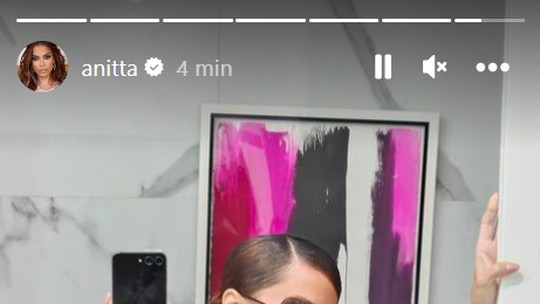 Anitta mostra look diferentão com alça da calcinha aparecendo