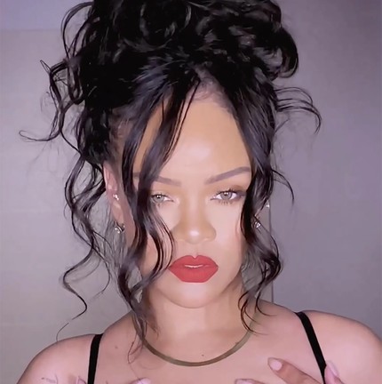 Rihanna veste a lingerie mais sexy de sua marca em vídeo — Foto: Instagram