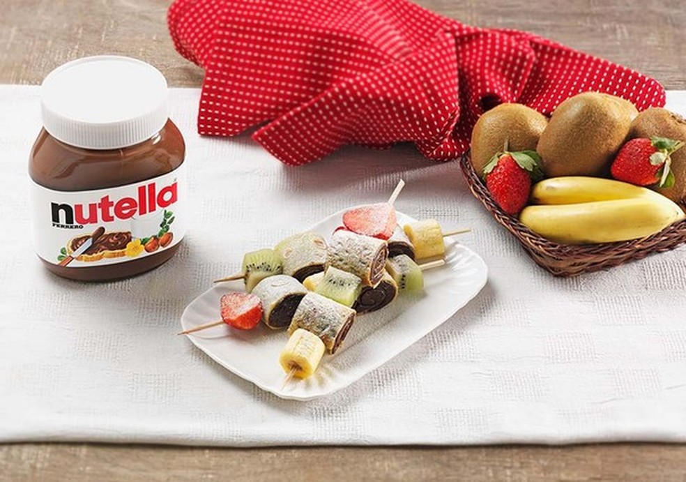 No espetinho, os crepes recheados com Nutella são intercalados com frutas (Foto: Divulgação) — Foto: Glamour