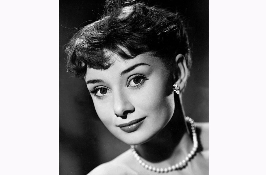 Audrey Hepburn era a musa da década de 1950, e seu look foi muito copiado na época. É o curtinho com quê clássico!