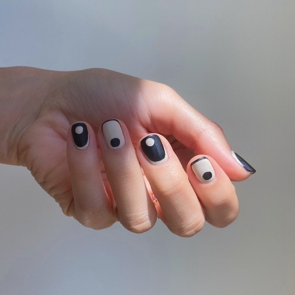 Unhas curtas decoradas: 10 ideias para usar em qualquer estação — Foto: Instagram/@betina_goldstein