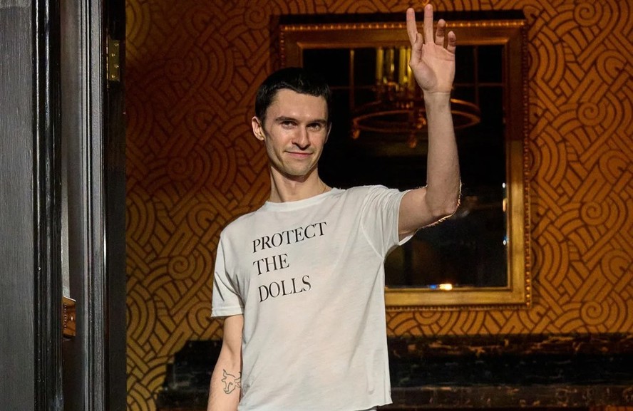 T-shirt Simpatica ‘Protect The Dolls’ Con Bandiera Trans E Gattone – Unisex In Cotone Nero - Foto 4