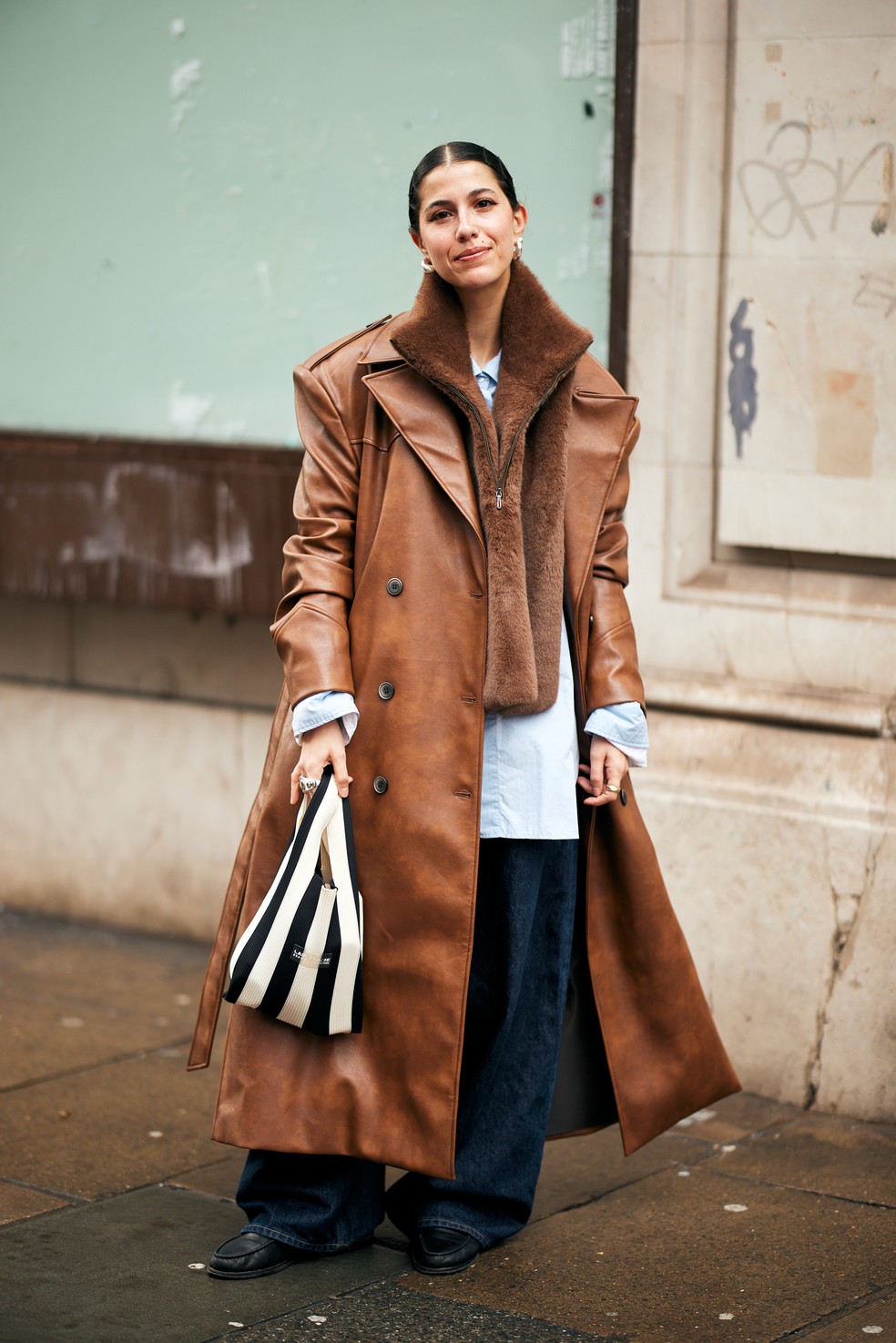 LFW: sobretudo de couro é tendência no street style — Foto: Spotlight Launchmetrics