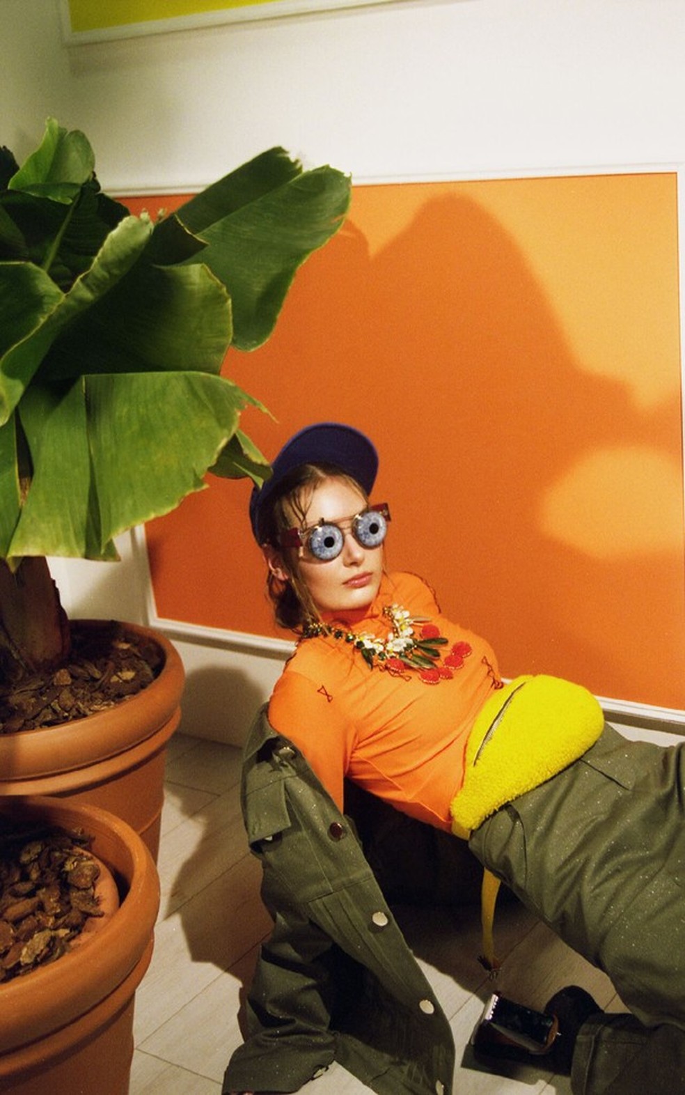 Jaqueta e calça, Takara Wong; top, Alexander Arutyunov; óculos, Percy lau; colar, Caterina Mariani; pochete, Toasties; boné, Riccardo Comi; sapato, Neous. (Foto: Louis Philippe de Gagoue) — Foto: Glamour