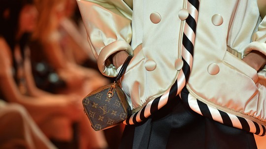 Com minissaia de pregas e cintura alta, a Louis Vuitton deu uma nova cara à tendência micro
