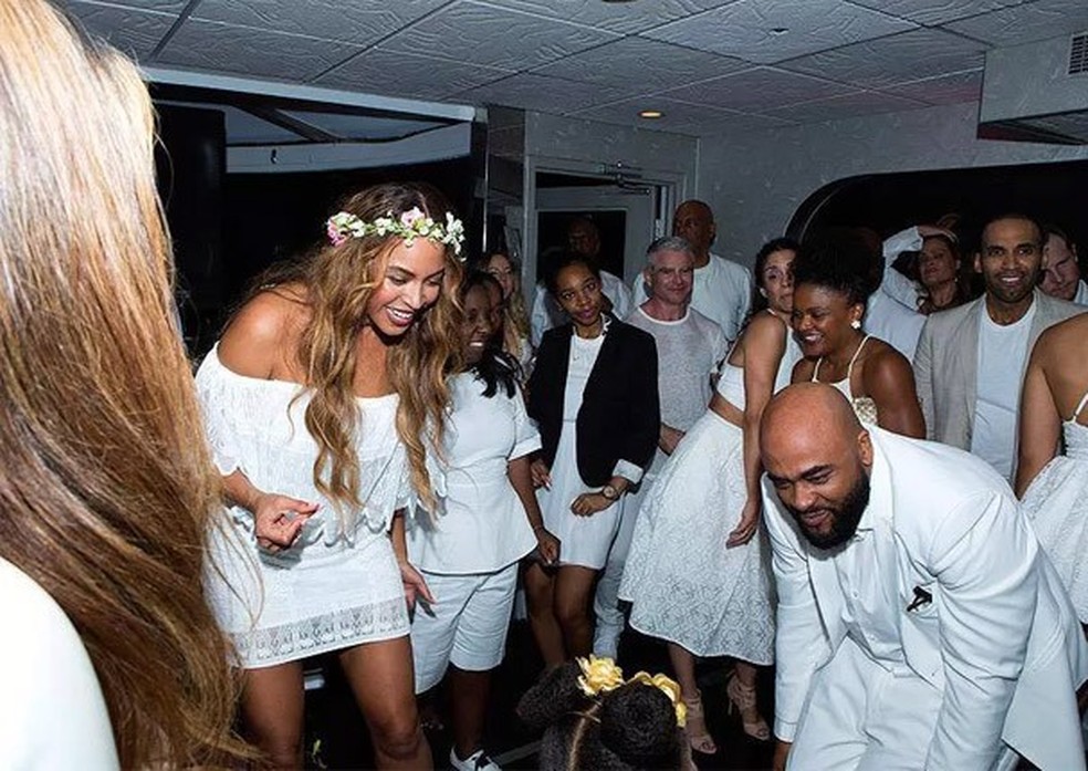 Beyoncé ainda trocou de look no meio da festa (Foto: Reprodução) — Foto: Glamour
