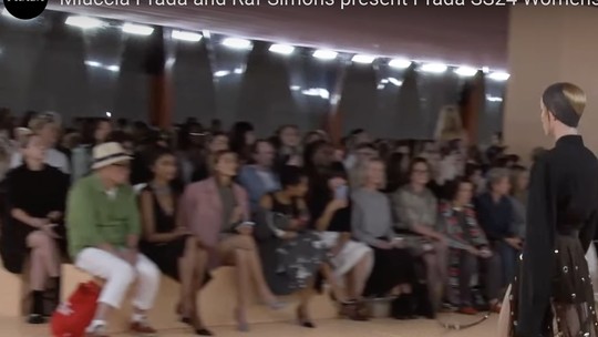 Sasha Meneghel aposta em saia fashionista para desfile em Milão