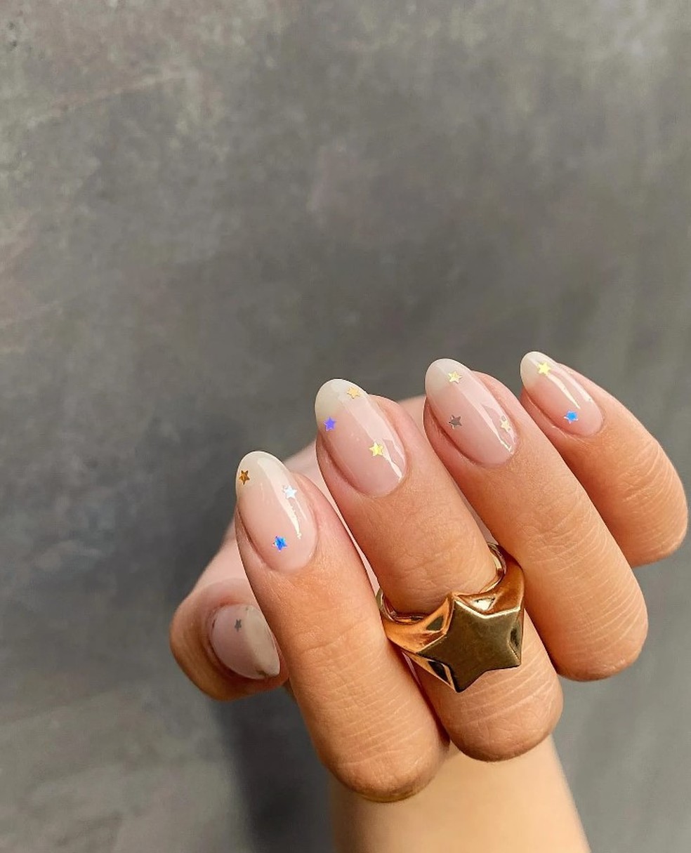 Milky nails: o esmalte branquinho está de volta e aqui estão 10 inspirações para apostar nele — Foto: Instagram/@amyle.nails