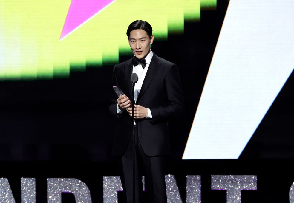  Steve Sang-Hyun Noh recebe prêmio por "Pachinko" — Foto: Getty Images