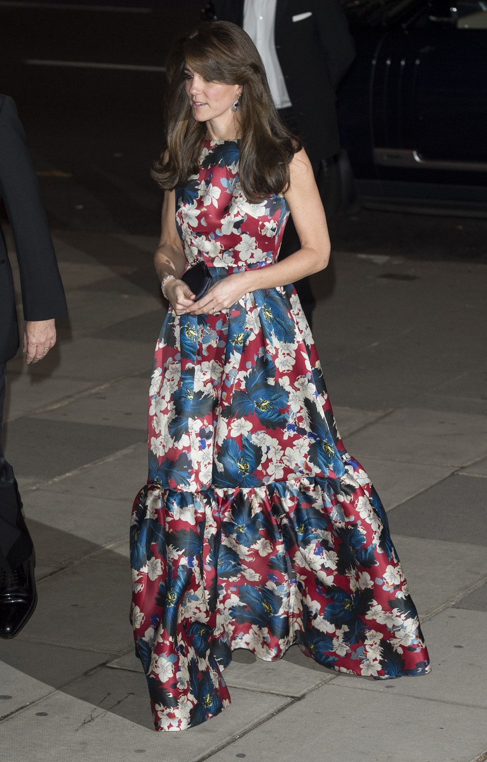 Kate Middleton apostou em um vestido de festa estampado com fundo vermelho (Foto: Getty Images) — Foto: Glamour