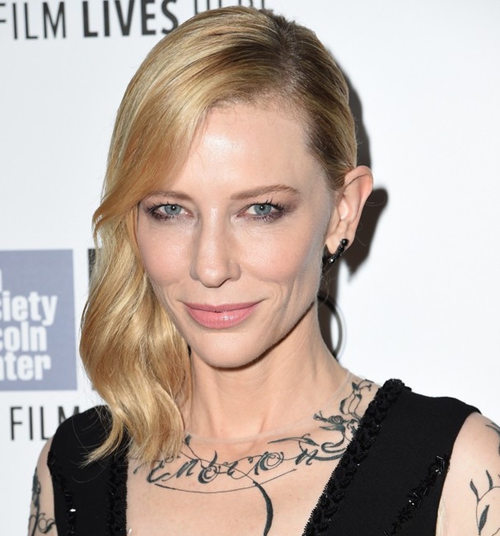 Olha que ideia boa da Cate Blanchett: uma lateral presa com grampos escondidos (Foto: Getty Images) — Foto: Glamour