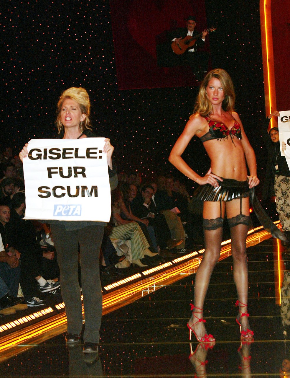 Catwalk de Gisele Bündchen é interrompido por protetores dos animais em 2002 — Foto: Getty Images