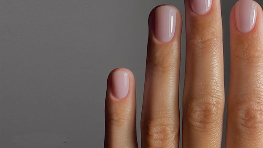 Glass nails: tudo sobre as "unhas de vidro", tendência de manicure para 2026