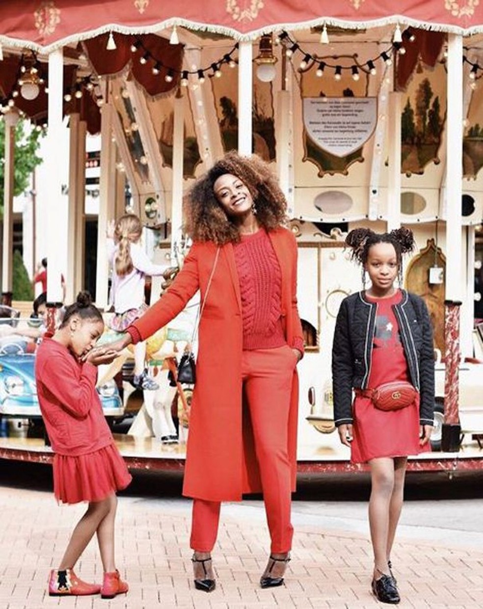 A americana Maureen Powel faz sucesso no Instagram ao posar diariamente com o look ornando com os de suas filhas, India e Sifare (Foto: Reprodução Instagram/@maureenpowel) — Foto: Glamour