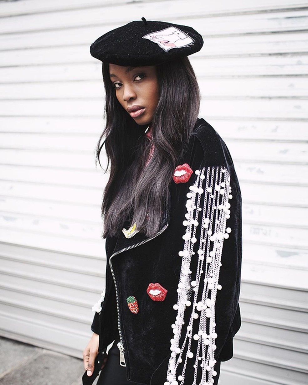 Natasha Ndlovu segue a dica da peça chave pra dar um up no look básico. No caso, o casaco de camurça tipo obra-prima, né?  (Foto: Reprodução/ Instagram) — Foto: Glamour