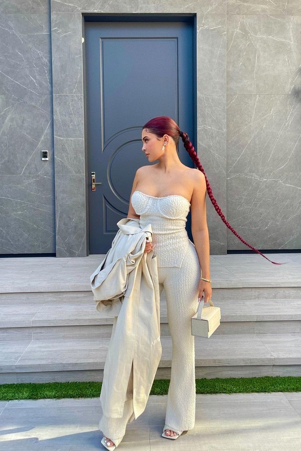 Kylie Jenner usando top sem alça (Foto: @kyliejenner) — Foto: Glamour