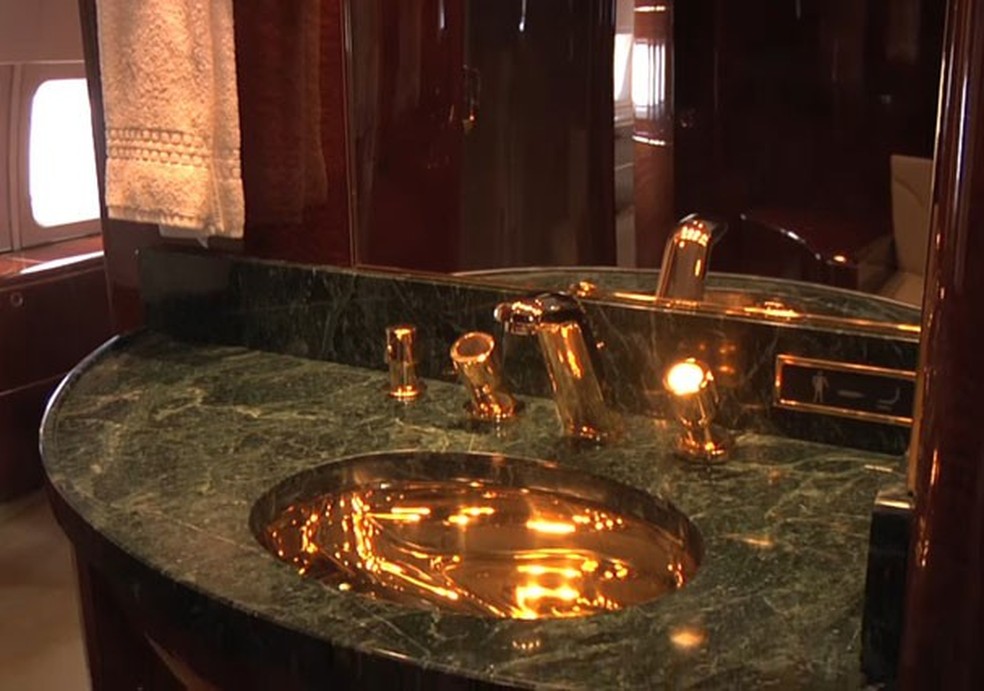 Pia do banheiro banhada a ouro 24 quilates (Foto: Reprodução) — Foto: Glamour