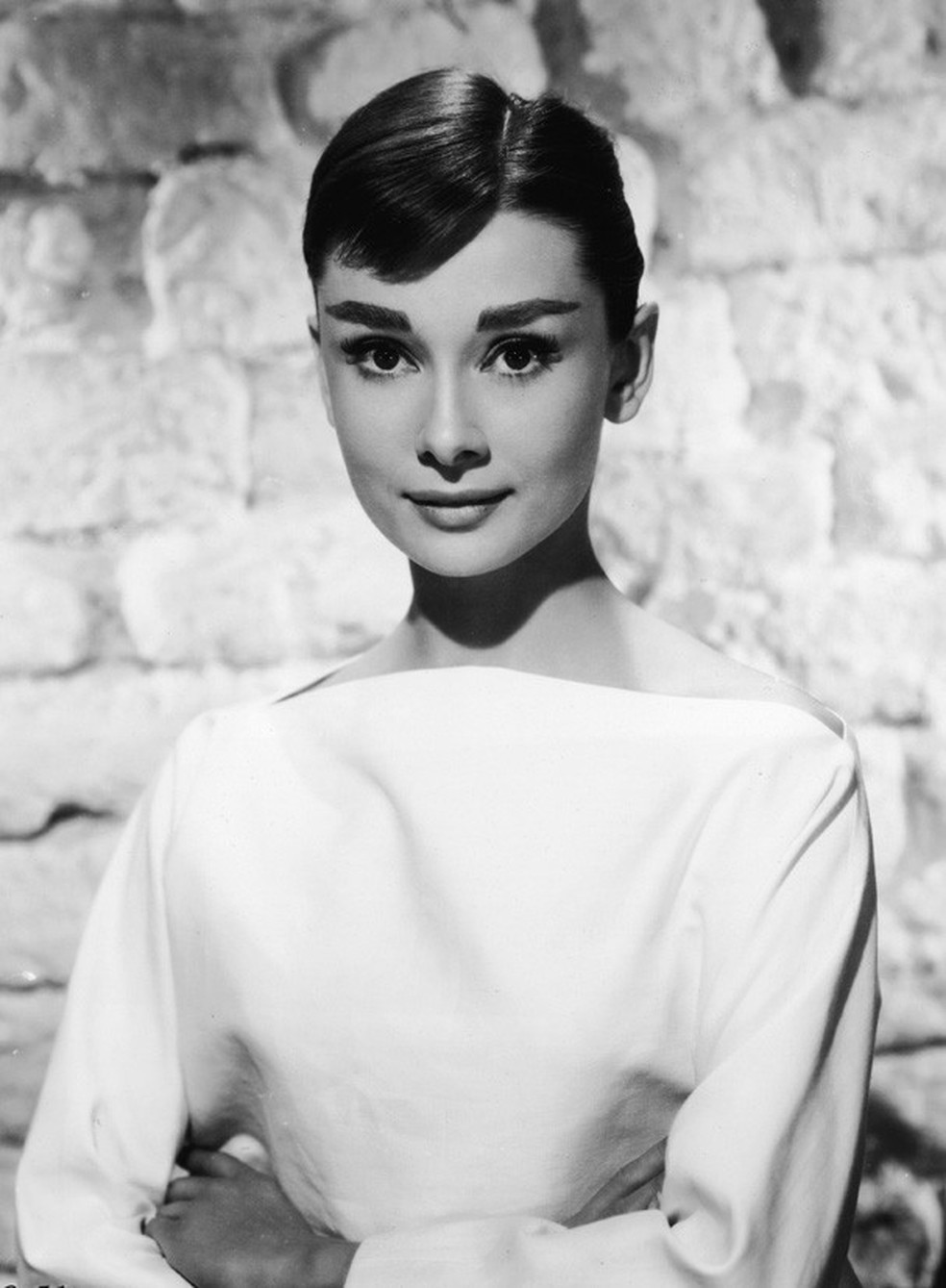 Portrait of Belgian-born American actress Audrey Hepburn (1929 - 1993) ina white long-sleeved dress, mid 1950s. (Photo by /Getty Images) (Foto: Getty Images) — Foto: Glamour