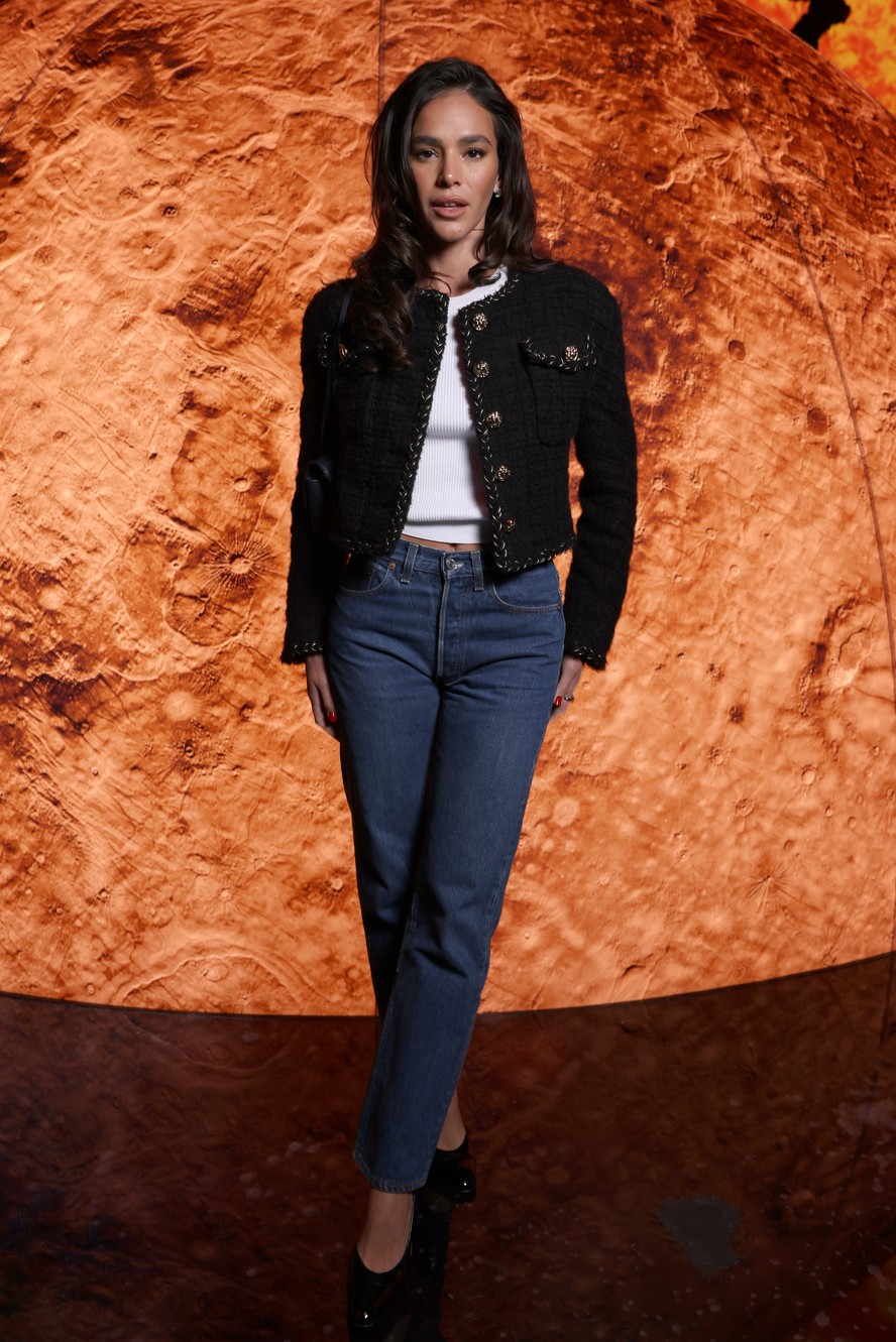Bruna Marquezine mira no quiet luxury para desfile da Chanel em Paris