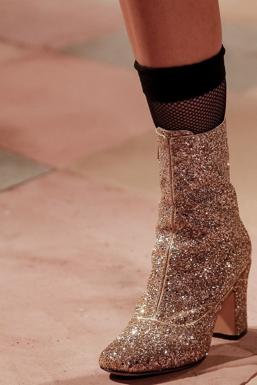 A Dior acaba de decretar a volta dos sapatos e botas com glitter