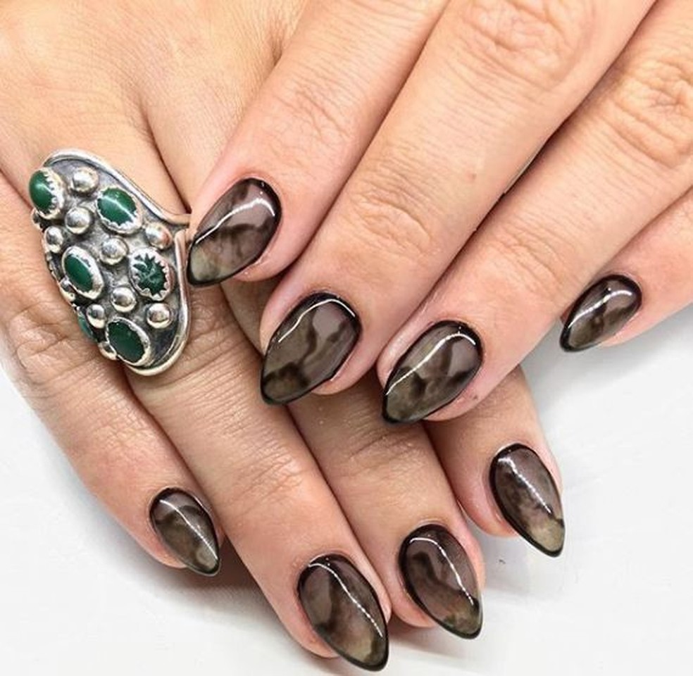 Nail Art inspirada no universo das bruxas (Foto: Reprodução) — Foto: Glamour