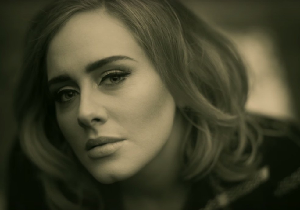 Adele no clipe de "Hello" (Foto: Reprodução) — Foto: Glamour