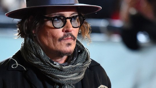 Johnny Depp cancela turnê de sua banda após fratura no tornozelo