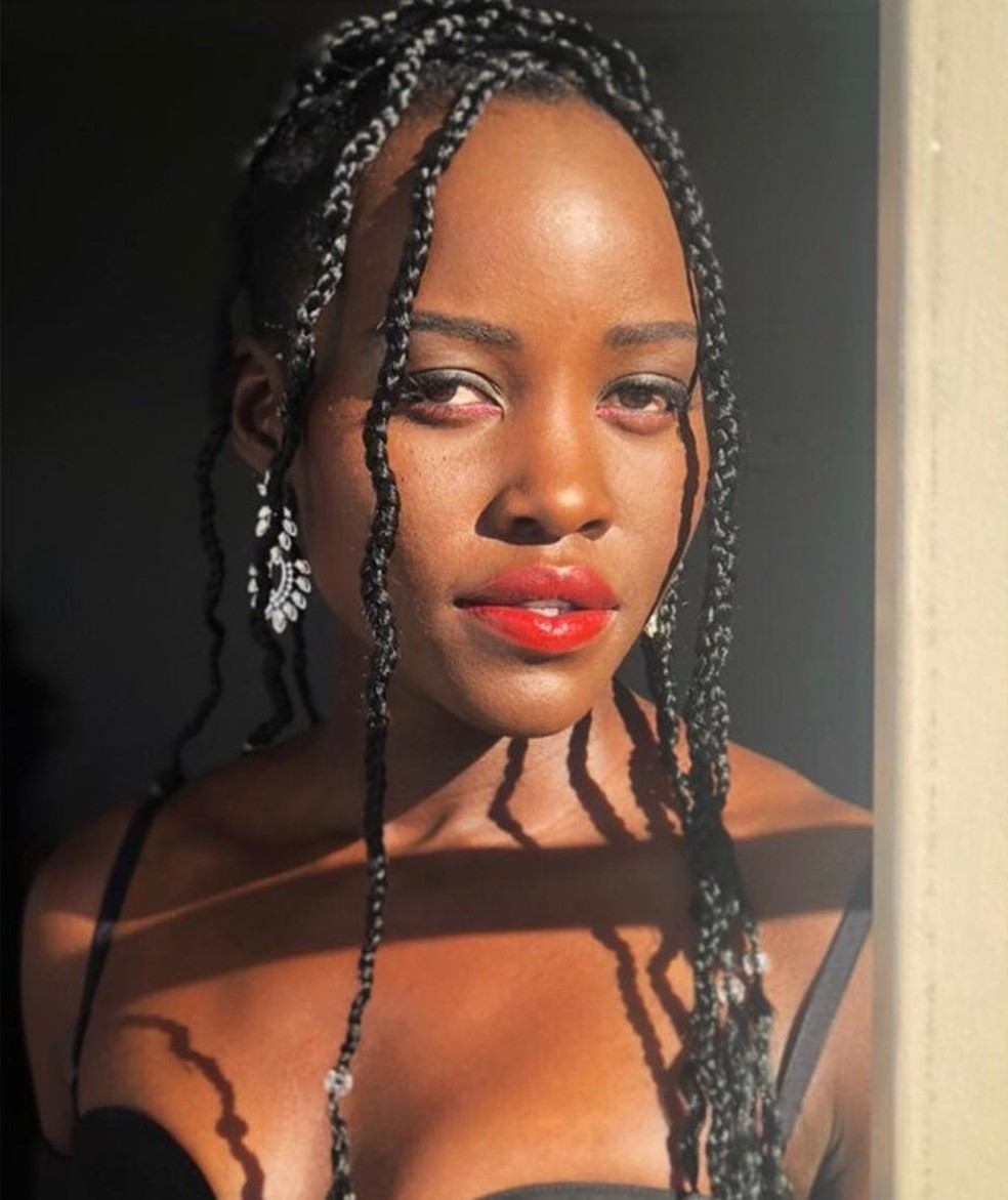 Lupita Nyong'o surge deslumbrante com make de temática africana - Monet