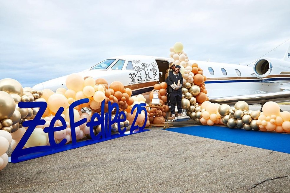 Zé Felipe ganha avião de Virgínia  — Foto: reprodução / instagram