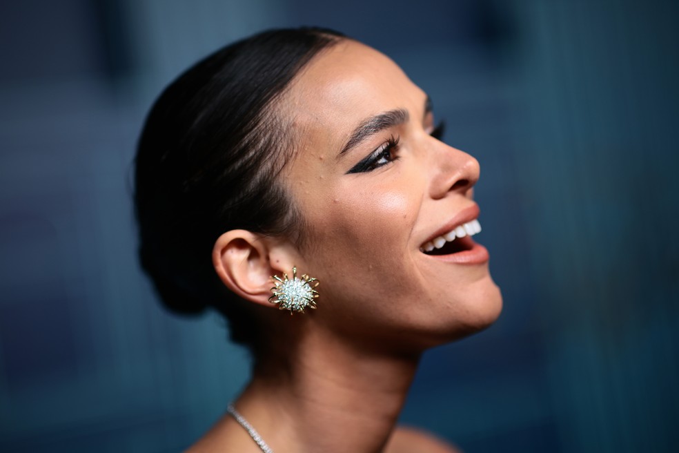 Bruna Marquezine usa brinco de R$224 mil para evento em Nova York