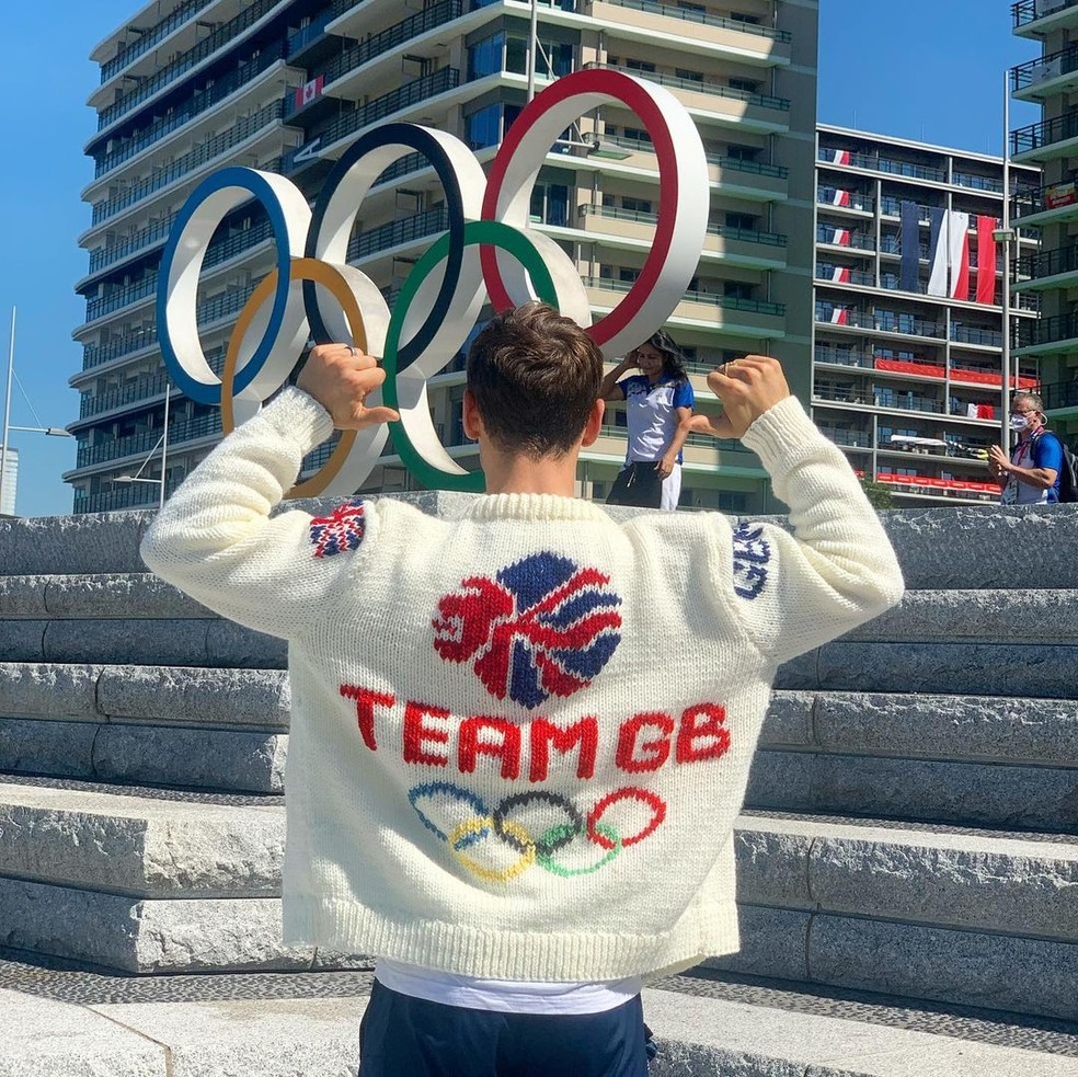 O atleta britânico Tom Daley mostrou a sua habilidade com o tricô durante os Jogos Olímpicos (Foto: @madewithlovebytomdaley) — Foto: Glamour