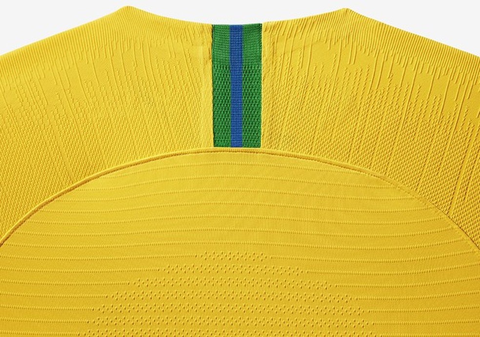 Detalhe da camiseta que integra a nova linha de uniformes da Seleção Brasileira de futebol feminino (Foto: Divulgação/Nike) — Foto: Glamour