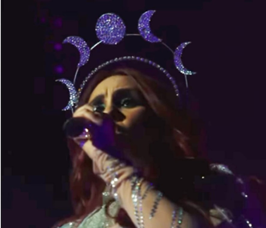 Dulce Maria usa tiara de designer brasileiro durante performance de ‘No Pares’