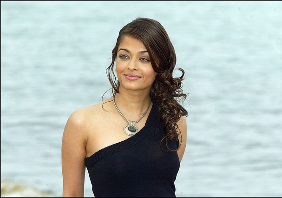 FRANCE - MAY 17:  56th Cannes Film Festival: Photo-call of Aishwarya Rai in Cannes, France on May 17, 2003.  (Photo by Pool BENAINOUS/CATARINA/Gamma-Rapho via Getty Images) (Foto: Gamma-Rapho via Getty Images) — Foto: Glamour