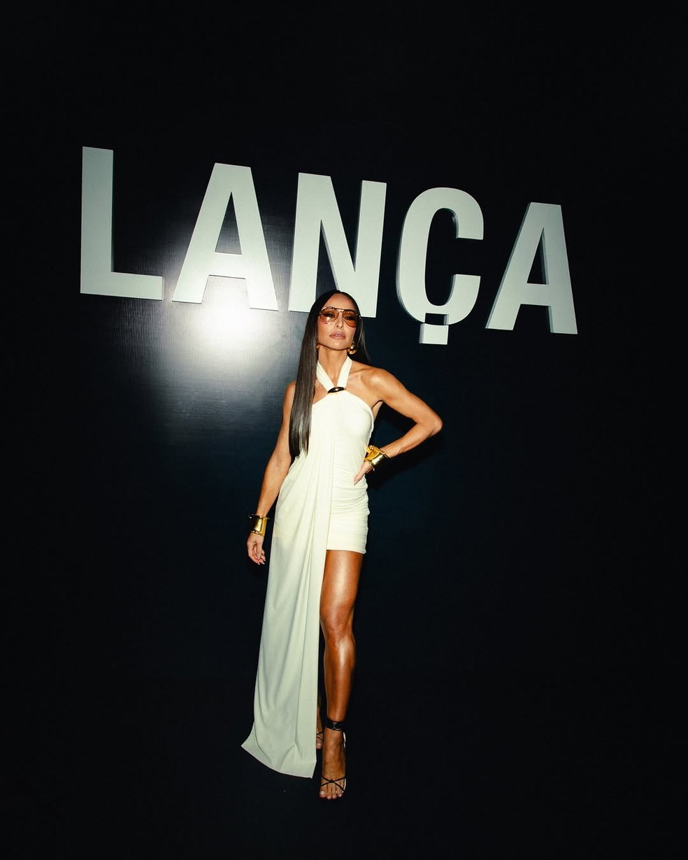 Sabrina Sato aposta em vestido off white com fenda ousada — Foto: Instagram