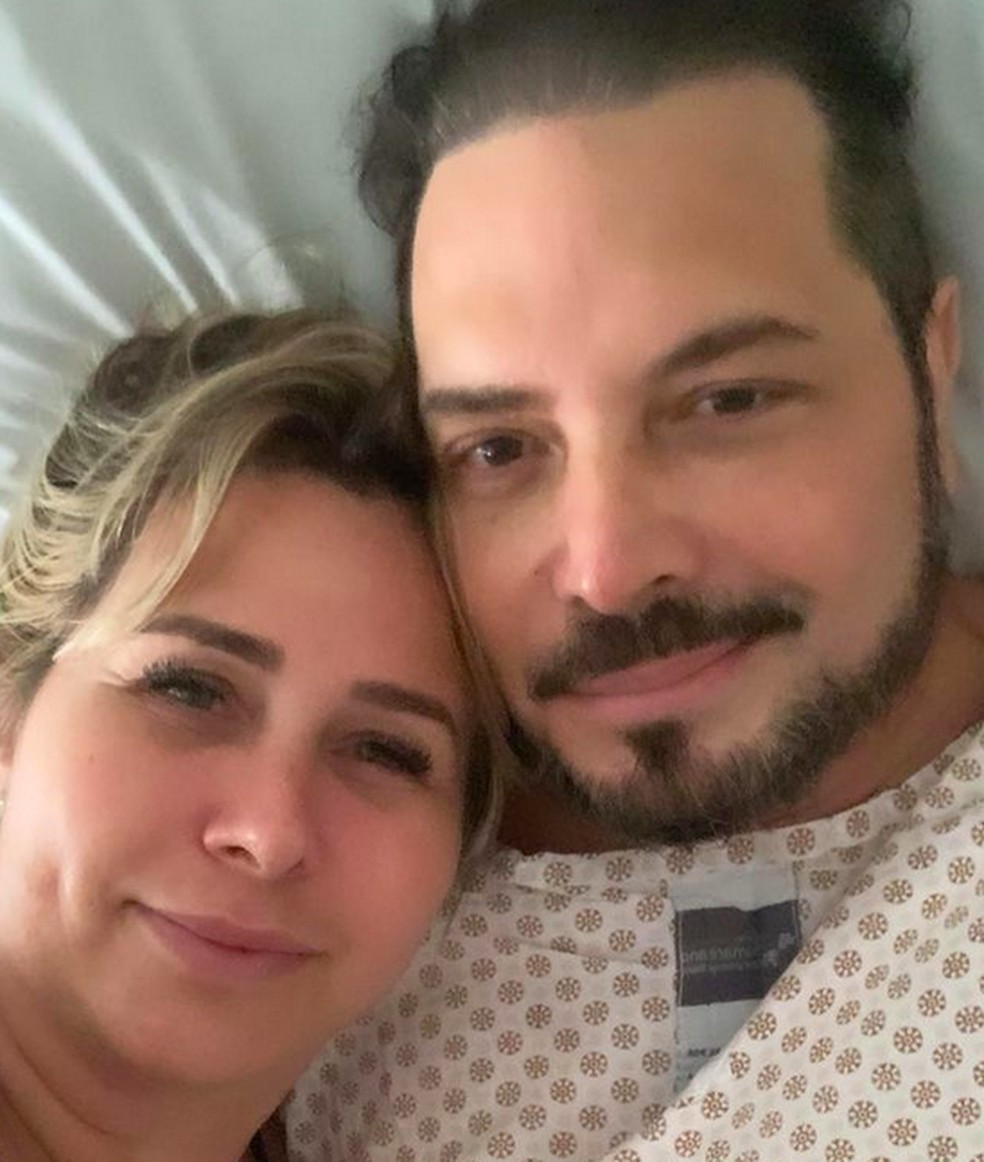 Andréa posa com Conrado após cirurgia — Foto: Reprodução/Instagram