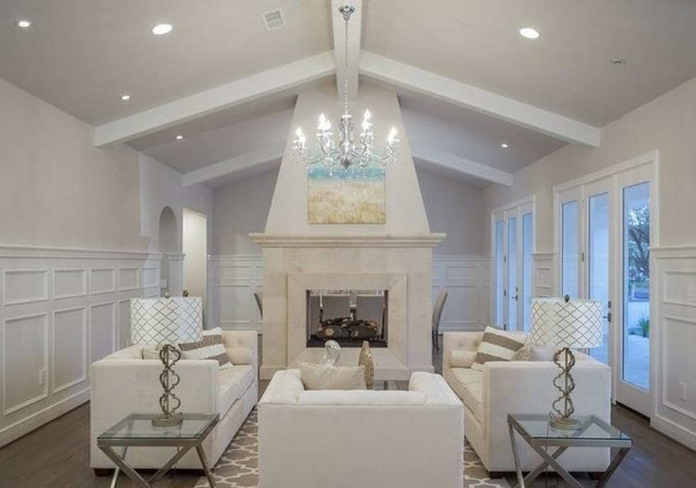 Sala de estar da mansão de Michael Phelps (Foto: HighResMedia/Divulgação) — Foto: Glamour