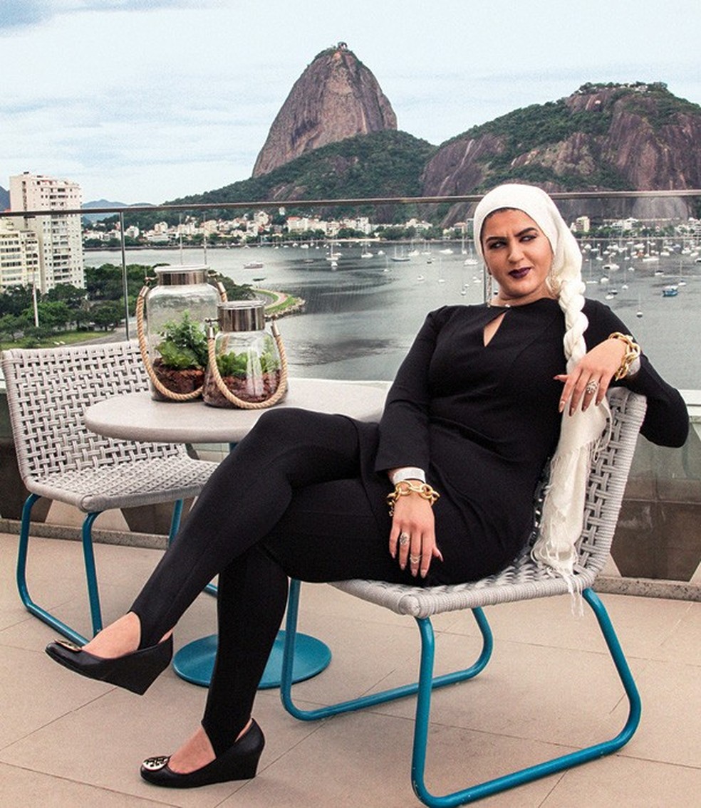 Amani veio ao Brasil dar uma palestra no Wired Festival e se encantou com a vista do hotel Yoo2, no Rio Lenço Scotch & Soda, vestido e sapatos Tory Burch, calça Diesel, joias H.Stern (Foto: Sofie Mentens) — Foto: Glamour