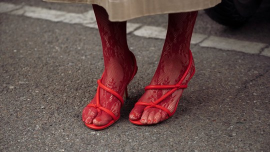 Esqueça as regras: agora é cool usar meia-calça com sandália — e a gente prova