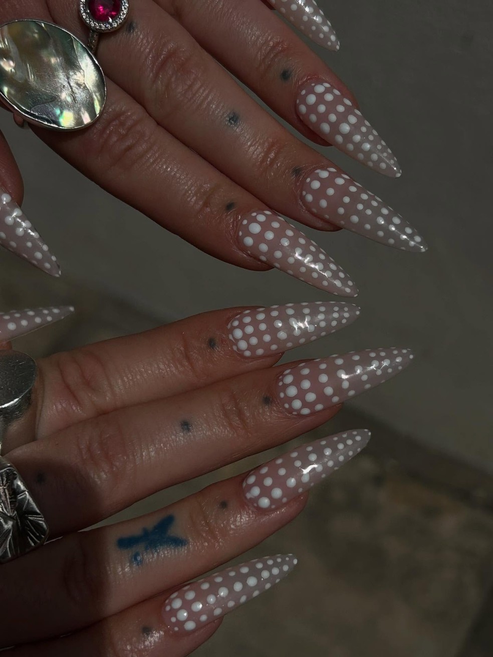 Unhas de poá são a tendência de manicure perfeita para o verão — Foto: @holdmyhand.hmh
